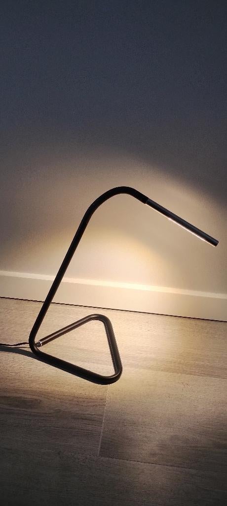 Lampe de bureau LED noire à base triangulaire Ikea Hårte, Maison & Meubles, Lampes | Lampes de table, Comme neuf, Moins de 50 cm