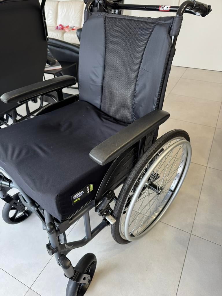 Rolstoel invacare medium, Ophalen, Gebruikt