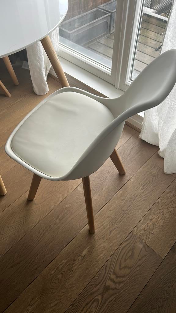 Belle petite table ronde avec deux chaises, Maison & Meubles, Chaises, Comme neuf, Deux, Enlèvement, Scandinave