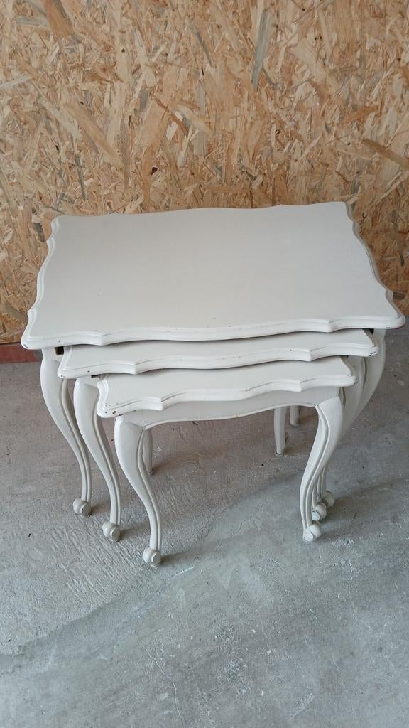 3 tables d'appoint gigogne en bois peint, Enlèvement