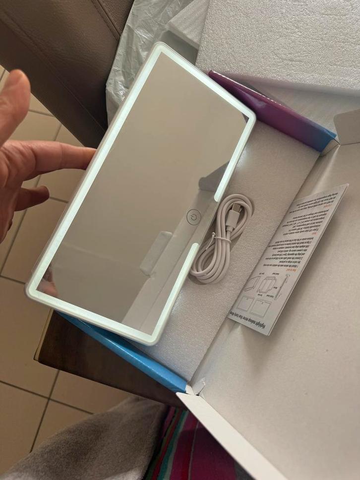 Smart LED Makup Spiegel voor de auto, Handtassen en Accessoires, Uiterlijk | Cosmetica en Make-up, Nieuw, Make-up, Ophalen of Verzenden