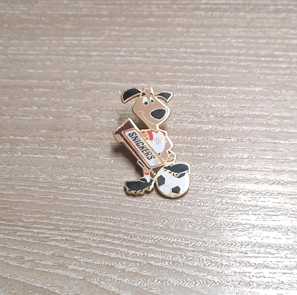 PIN - WORLD CUP USA 94 - VOETBAL - FOOTBALL - SNICKERS, Verzenden, Gebruikt, Sport, Speldje of Pin