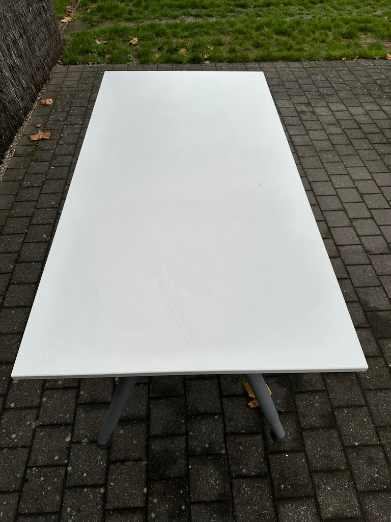 Ikea Thyge bureau 160cm x 80cm, Ophalen, In hoogte verstelbaar, Zo goed als nieuw, IKEA