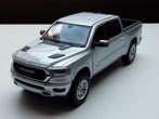 modelauto dodge ram laramie crew cab 2019 – zilv 1:27 19 cm, Hobby en Vrije tijd, Verzenden, Nieuw, Auto, Motormax