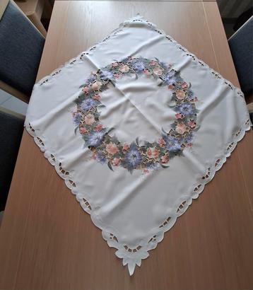 Tafelkleed 84x84cm. Zo goed als nieuw.  beschikbaar voor biedingen