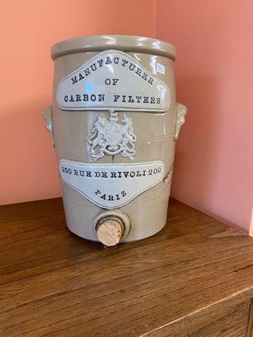 Vintage aardewerk pot beschikbaar voor biedingen