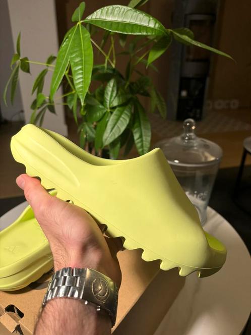 Yeezy Slide Green Glow OG 1e release 43, Kleding | Heren, Schoenen, Nieuw, Sneakers, Overige kleuren, Ophalen of Verzenden