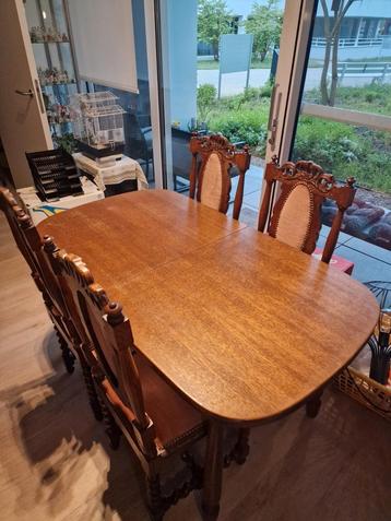 Tafel met 4 stoelen beschikbaar voor biedingen