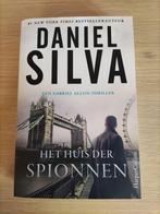 boek : Het huis der spionnen (nieuwstaat), Boeken, Ophalen of Verzenden, Zo goed als nieuw, Daniel Silva