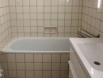 Wit geëmailleerde badkuip in zeer goede staat beschikbaar voor biedingen