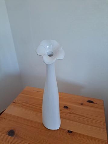 Zeer mooi artistieke vaas in bloemvorm beschikbaar voor biedingen