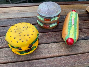 Hamburgers et hot dogs en plastique