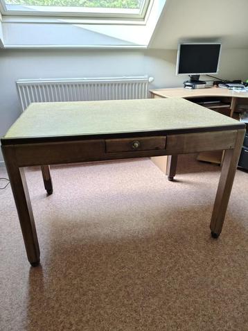 Tafel met diepe schuif beschikbaar voor biedingen