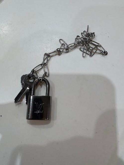 Louis Vuitton slot ketting, Handtassen en Accessoires, Kettingen, Zo goed als nieuw, Zilver, Ophalen