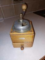 Antieke koffiemolen, Ophalen