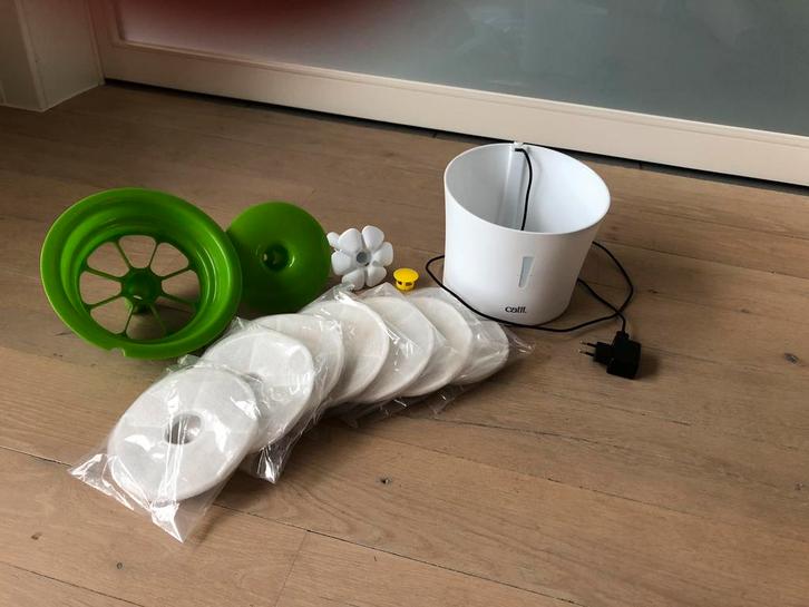 Katten drink fontein, Dieren en Toebehoren, Kattenvoerbakken en Drinkbakken, Gebruikt, Ophalen