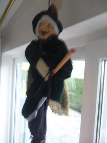 Hangende heks (50cm) op bezem, Halloween, decoratie beschikbaar voor biedingen