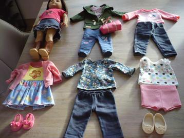 American Girl pop met veel extra kleding. beschikbaar voor biedingen