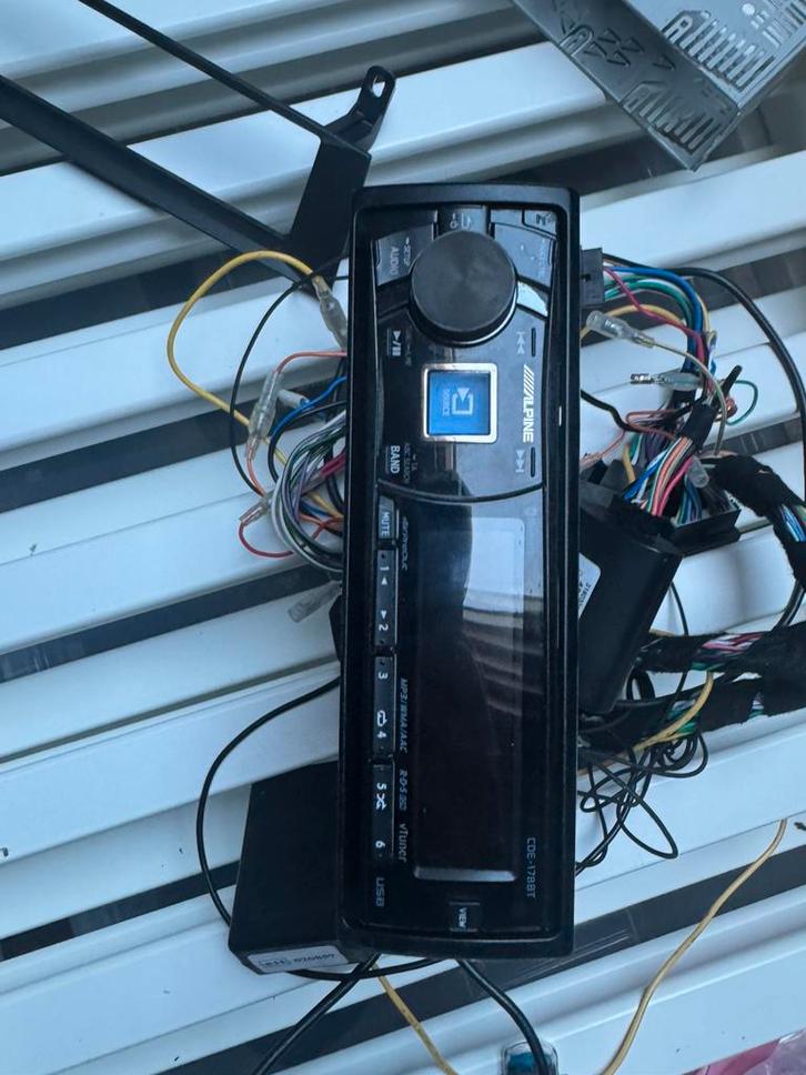 Autoradio alpine cde-178bt + boitiers bmw, Autos : Divers, Autoradios, Utilisé, Enlèvement