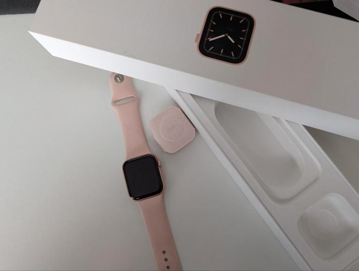 Apple watch series 5 in uiterst goede staat te koop, Handtassen en Accessoires, Smartwatches, Zo goed als nieuw, iOS, Roze, Afstand