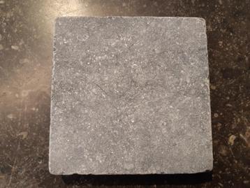 Pavés vieillis tambourinés de format carré 18 x 18 x 5 cm en beschikbaar voor biedingen