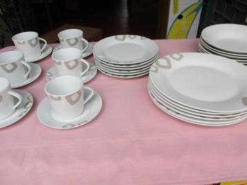 Eet- en koffieservies beschikbaar voor biedingen
