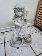 Oud tuinbeeld meisje, Tuin en Terras, Tuinbeelden, Ophalen of Verzenden, Gebruikt, Kunststof, Mensenbeeld
