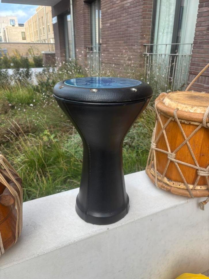 Darbuka handtrommel – zwart met blauw vel, Muziek en Instrumenten, Percussie, Zo goed als nieuw, Ophalen