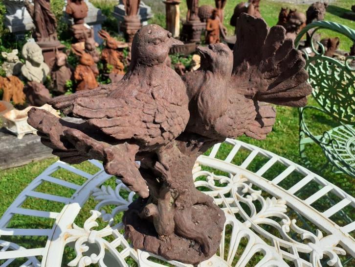 PRACHTIG PAAR DUIVEN IN ROESTGEPATINEERD GIETIJZER, Tuin en Terras, Tuinbeelden, Zo goed als nieuw, Dierenbeeld, Overige materialen