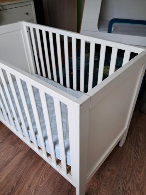 wit houten babybed merk Troll met matras en toebehoren, Kinderen en Baby's, Kinderkamer | Bedden, Gebruikt, Lattenbodem, Matras