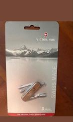 Victorinox classic SD-hout gloednieuw, in blisterverpakking., Hobby en Vrije tijd, Naaien en Fournituren, Ophalen of Verzenden