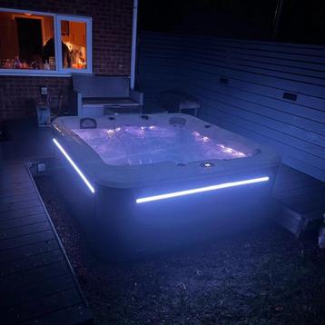 Exclusieve jacuzzi  verlichte jets+muziek/ Shiatsu beschikbaar voor biedingen