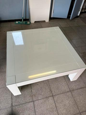 Salontafel 100cm op 100cm met glazen beschikbaar voor biedingen