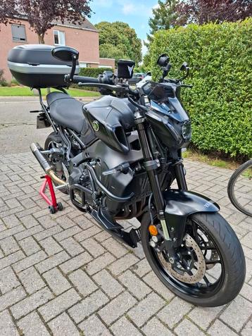Mt 09. Topkoffer en  topkoffer drager  beschikbaar voor biedingen