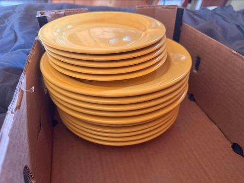 Te koop: Gele serveerborden – groot & klein., Huis en Inrichting, Keuken | Servies, Zo goed als nieuw, Bord(en), Ophalen