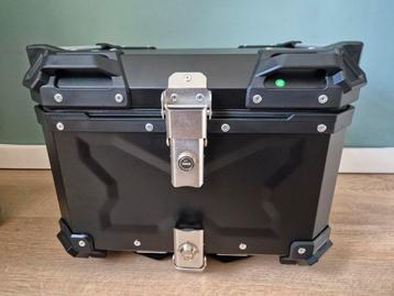 Topkoffer aluminium 45 liter zwart + adapterplaat beschikbaar voor biedingen