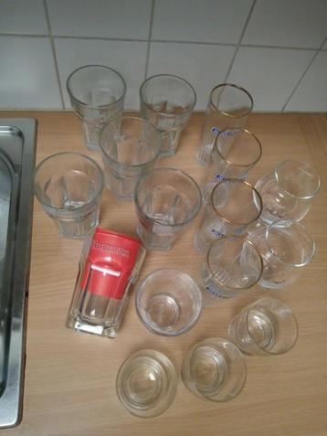 LOT van 16 glazen BIEREN - WATER - Gaaf - Voor de kotstudent beschikbaar voor biedingen