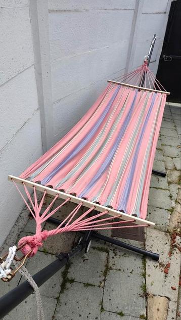 Comfortabele hangmat met stevig verstelbaar frame beschikbaar voor biedingen