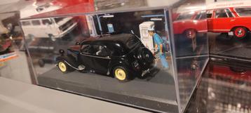 Citroën Traction Avant bij tankstation, diorama in vitrine.  beschikbaar voor biedingen
