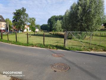 Perceel land (weide) met hangaar.
