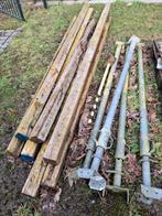 Bouwmaterialen:houten balken, stiepen, stelling, zware hamer, Ophalen, Balken