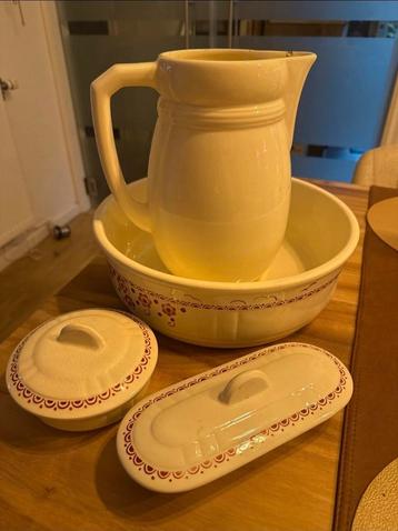 Vintage aardewerk beschikbaar voor biedingen