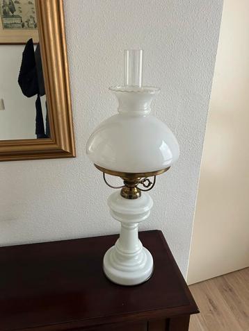 Glazen lamp wit kleine beschadiging in kap beschikbaar voor biedingen