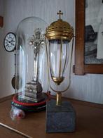 Religieuze attributen, Ophalen