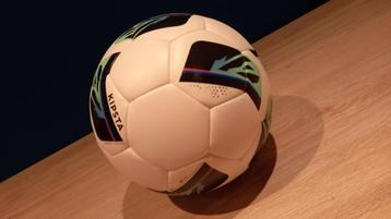 voetbal beschikbaar voor biedingen