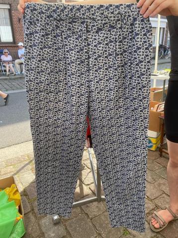 Broek met bloemmotief beschikbaar voor biedingen