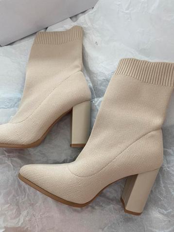 Beige laarsjes – maat 36 beschikbaar voor biedingen