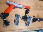 2 controllers en gun voor Nintendo NES, Ophalen of Verzenden, Gebruikt, Met 2 controllers, Met zapper/pistool