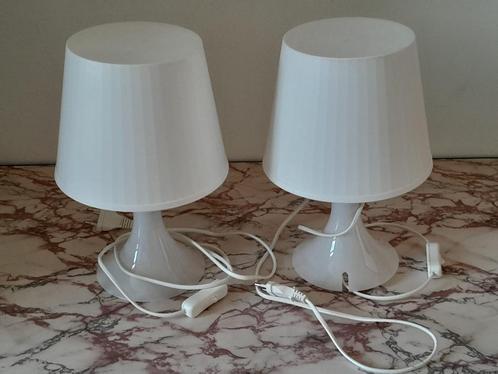 Paar witte tafellampen, eenvoudige en moderne stijl, Huis en Inrichting, Lampen | Lampenkappen, Zo goed als nieuw, 25 tot 50 cm