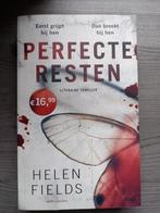 Perfecte resten - Helen Fields, Boeken, Thrillers, Gelezen, Ophalen of Verzenden